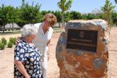 El ayuntamiento dedica un parque a la 'Comadrona Benita Toms' que junto a la Alcaldesa descubri la placa con su nombre