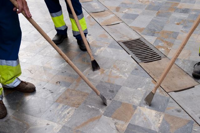Retiran de calle Mayor y Puerta de Murcia doce kilos de chicles en cuatro días - 1, Foto 1