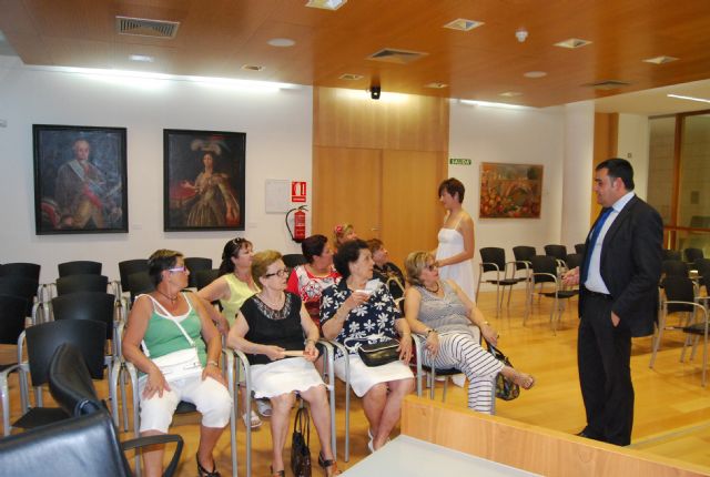 El alcalde y los ediles de Mujer y Servicios se reúnen con las asociaciones de amas de casa, Foto 2