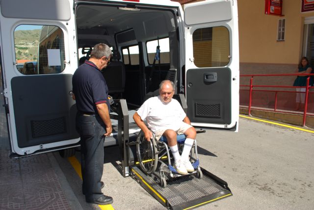 El alcalde de Abarán asiste a la entrega de un nuevo vehículo adaptado para ADFA - 1, Foto 1