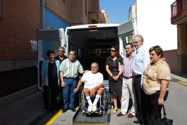 El alcalde de Abarán asiste a la entrega de un nuevo vehículo adaptado para ADFA - 2, Foto 2
