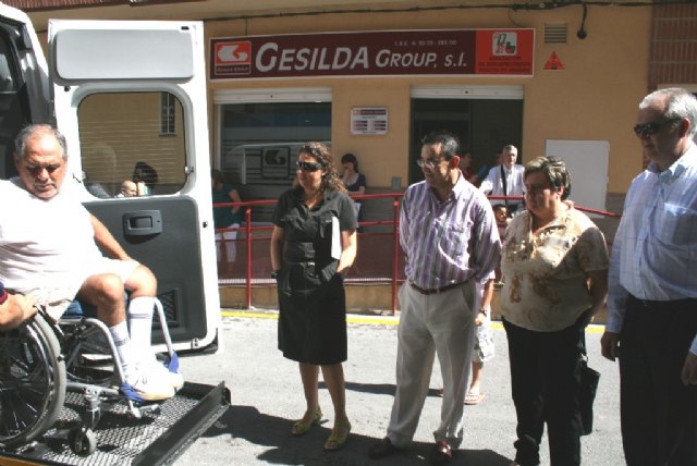 La Comunidad facilita la integración de las personas con movilidad reducida en Abarán con la entrega de un nuevo vehículo adaptado - 1, Foto 1