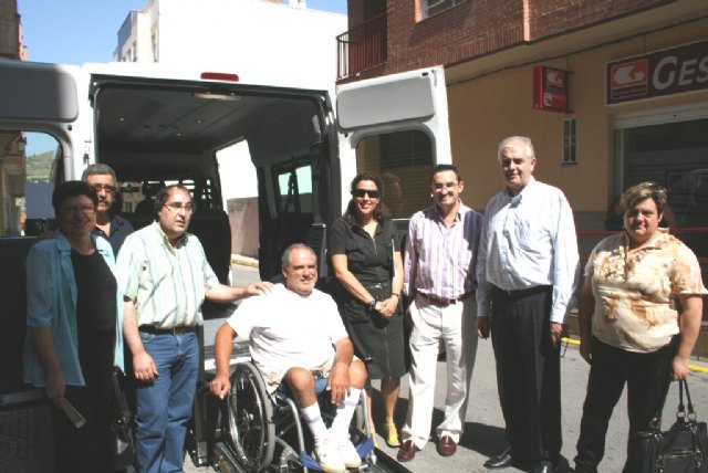 La Comunidad facilita la integración de las personas con movilidad reducida en Abarán con la entrega de un nuevo vehículo adaptado - 2, Foto 2