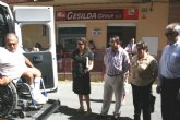 La Comunidad facilita la integración de las personas con movilidad reducida en Abarán con la entrega de un nuevo vehículo adaptado