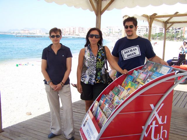 La lectura cobra protagonismo en las playas de Águilas - 2, Foto 2