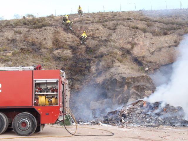 Los servicios de emergencias de Totana sofocan en 72 horas tres incendios de matorral bajo ocurridos en la zona de San José, Foto 3