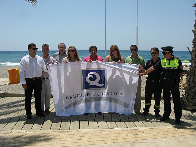 La bandera ´Q´ de Calidad Turística ondea desde hoy en la playa del Castellar - 1, Foto 1
