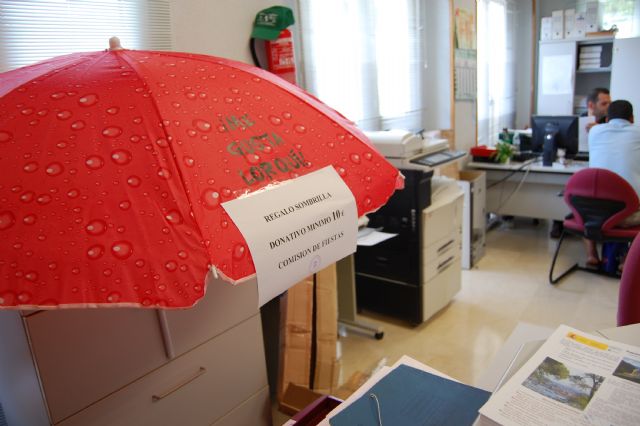 El Ayuntamiento de Lorquí regalará una sombrilla de playa a sus vecinos por las Fiestas Patronales - 1, Foto 1