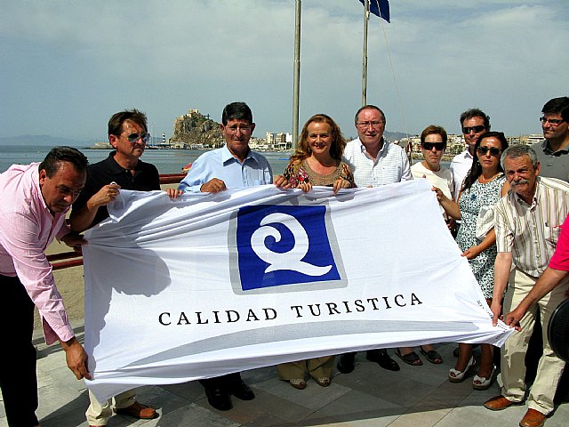 La bandera 'Q' de Calidad Turística ondea desde hoy en la playa de Las Delicias de Águilas - 1, Foto 1