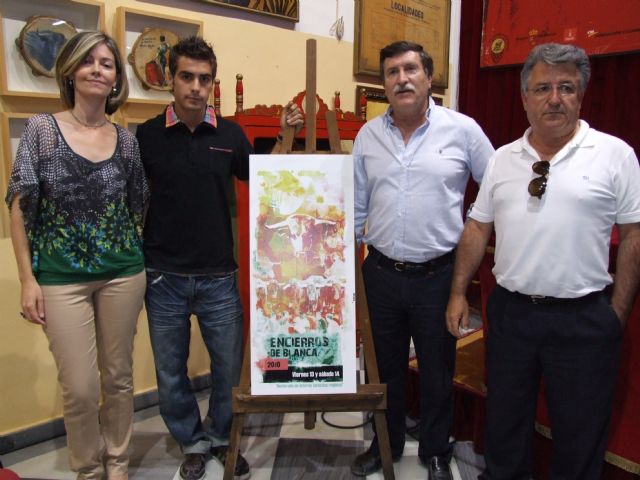 Una composición de acuarela y diseño gráfico anuncia los encierros de Blanca, de Interés Turístico Regional - 1, Foto 1