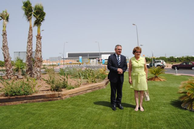 El delegado del Gobierno y la Alcaldesa inauguran los accesos al hospital del Mar Menor financiados a través del Plan E - 2, Foto 2