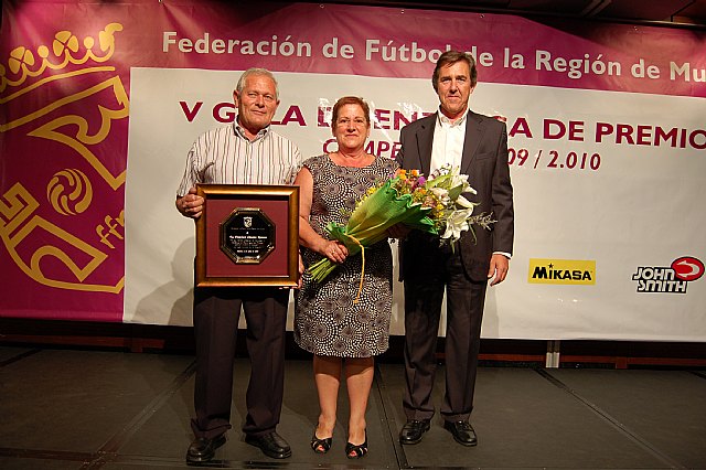 El Presidente del Club Fútbol-Sala Capuchinos fue homenajeado durante la celebración de la Gala del Deporte 2010, Foto 1