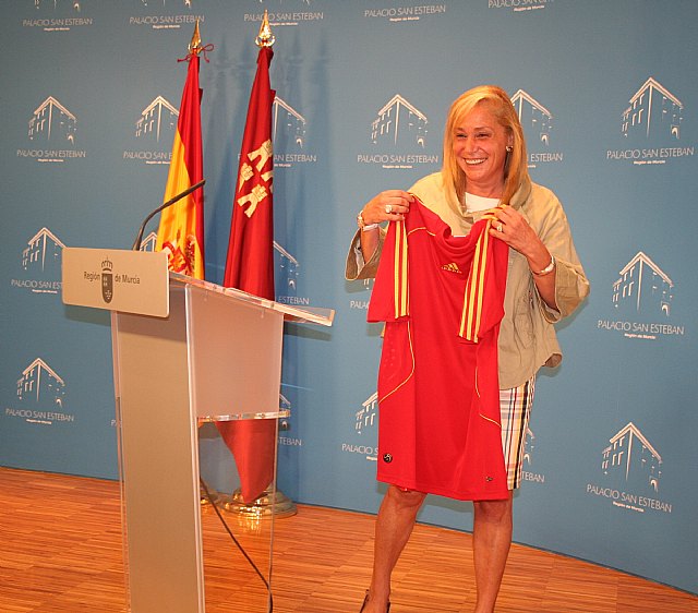 La portavoz del Gobierno regional, María Pedro Reverte, mostró el apoyo de la Región de Murcia a la Selección Española ante la próxima final del Mundial de Sudáfrica 2010, Foto 1