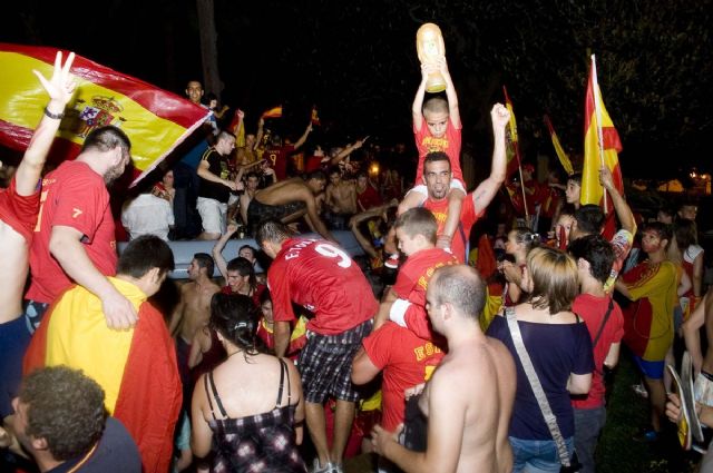 Cartagena se vistió de rojo para celebrar el triunfo de España - 1, Foto 1