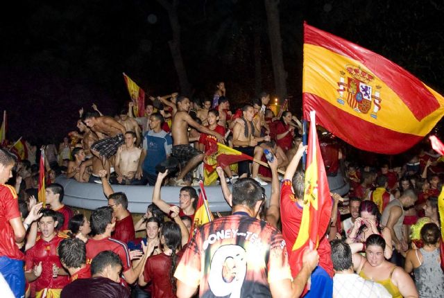 Cartagena se vistió de rojo para celebrar el triunfo de España - 2, Foto 2