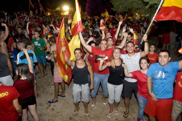 Cartagena se vistió de rojo para celebrar el triunfo de España - 3, Foto 3