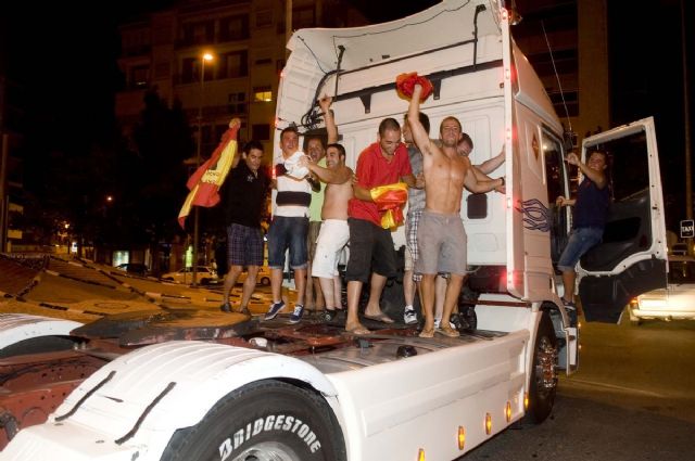 Cartagena se vistió de rojo para celebrar el triunfo de España - 5, Foto 5