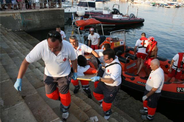 Cruz Roja de Águilas asiste y evacua a un buceador  afectado por una luxación en el hombro mientras practicaba su deporte en el Barranco La Mar - 1, Foto 1