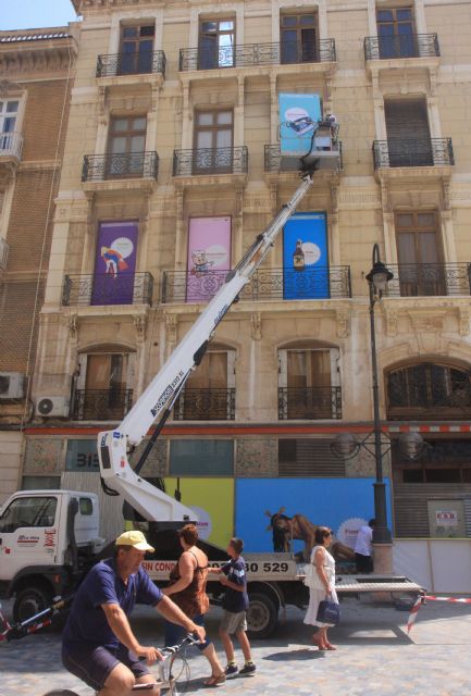 El colectivo Populardelujo convierte el centro de Cartagena en una avenida colombiana con el uso de gráficas, en La Mar de Músicas - 1, Foto 1