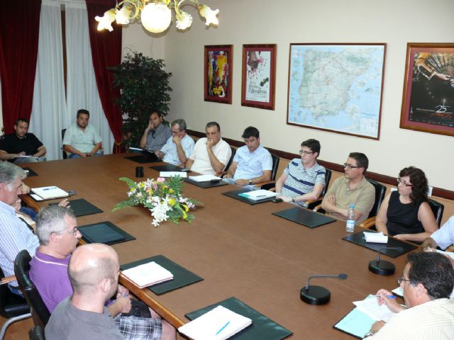 El alcalde se reúne con las empresas y directores de obras de los 13 proyectos del plan E 2010 - 1, Foto 1