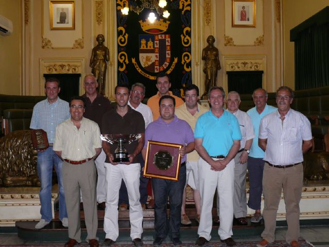 El Jumilla C.F. ofrece simbólicamente la copa y el ascenso a Segunda División B al alcalde - 1, Foto 1