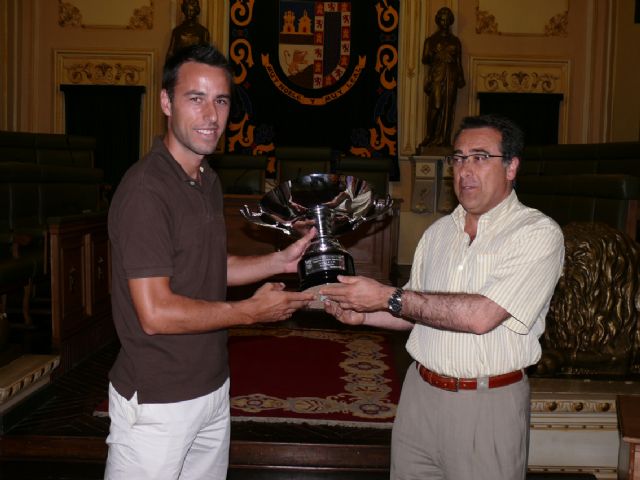 El Jumilla C.F. ofrece simbólicamente la copa y el ascenso a Segunda División B al alcalde - 2, Foto 2