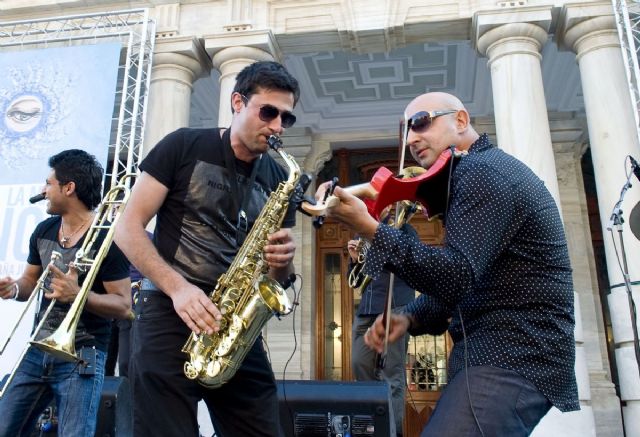 Sonidos de viento y cuerda inundaron la Plaza del Ayuntamiento con Mahala Raï Banda - 2, Foto 2