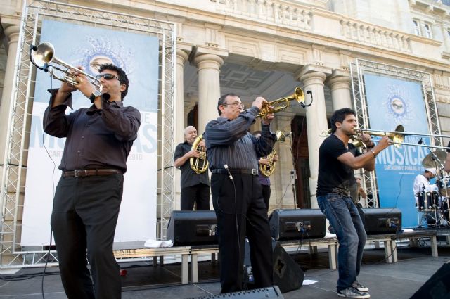 Sonidos de viento y cuerda inundaron la Plaza del Ayuntamiento con Mahala Raï Banda - 3, Foto 3