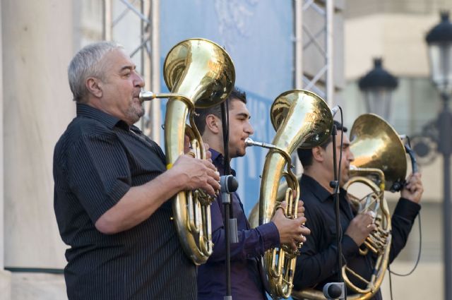 Sonidos de viento y cuerda inundaron la Plaza del Ayuntamiento con Mahala Raï Banda - 5, Foto 5