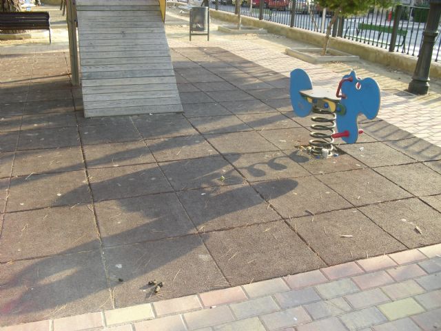 El PSOE considera lamentable el estado de abandono y suciedad de los espacios públicos en el Fenazar - 1, Foto 1