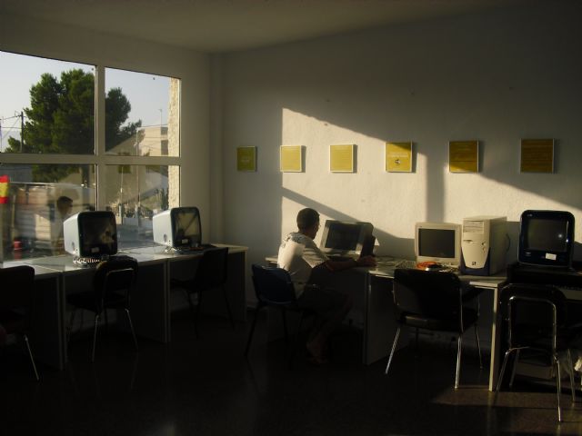 El PSOE considera lamentable el estado de abandono y suciedad de los espacios públicos en el Fenazar - 2, Foto 2