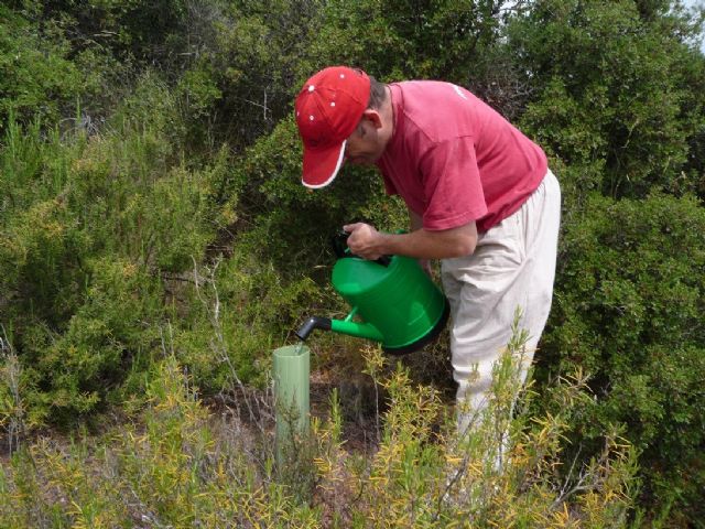 Alumnos del Centro Ocupacional José Moya participan en una actividad de colaboración medioambiental, Foto 1