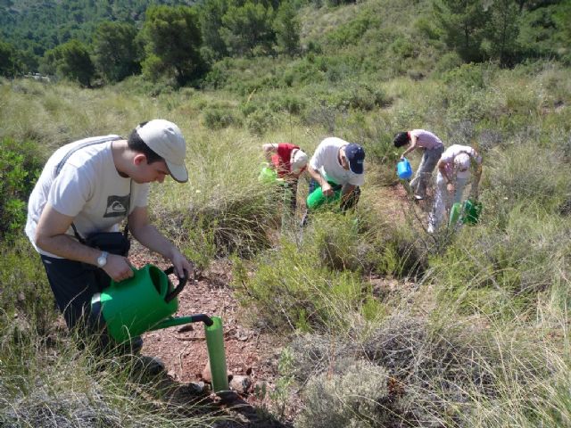 Alumnos del Centro Ocupacional José Moya participan en una actividad de colaboración medioambiental, Foto 3