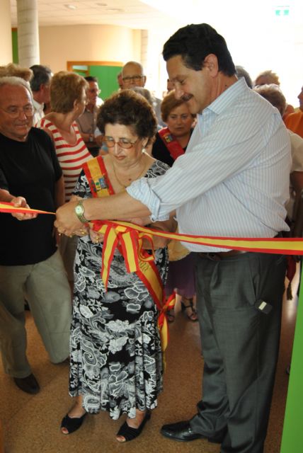 El Alcalde inaugura la exposición de los trabajos elaborados por los mayores en diferentes talleres - 1, Foto 1
