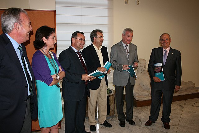 Valcárcel resalta la gran vocación y la fortaleza exportadora del sector hortofrutícola de la Región por su calidad - 1, Foto 1