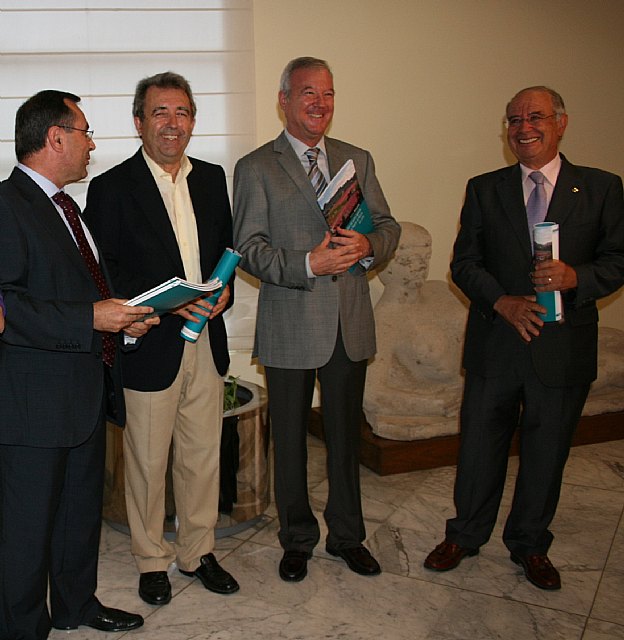 Valcárcel resalta la gran vocación y la fortaleza exportadora del sector hortofrutícola de la Región por su calidad - 2, Foto 2