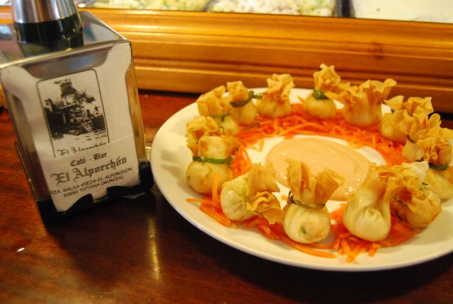 La ruta De tapas por Totana arrancó ayer con tapas y bebidas a dos euros, Foto 1