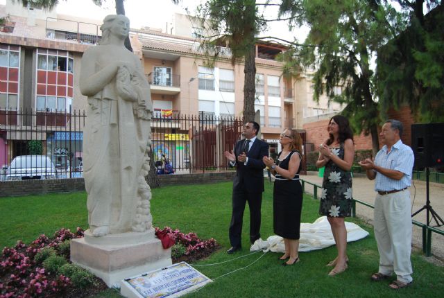 Una escultura conmemorativa a la habanera de Totana preside el Parque Municipal Marcos Ortíz en homenaje al Certamen Nacional de Habaneras,, Foto 1