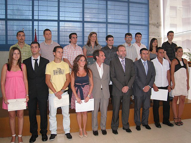 Sotoca entrega los premios extraordinarios a los 16 mejores alumnos de Formación Profesional - 1, Foto 1