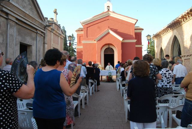 Autoridades municipales asisten a la tradicional misa celebrada en honor a la patrona del cementerio municipal Nuestra Señora del Carmen, Foto 1