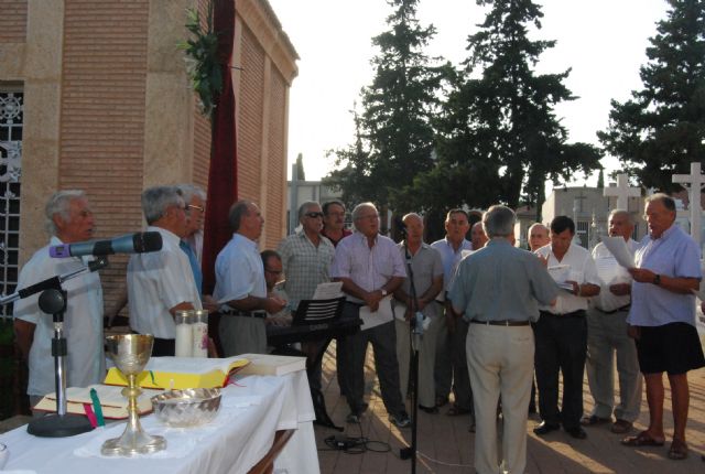 Autoridades municipales asisten a la tradicional misa celebrada en honor a la patrona del cementerio municipal Nuestra Señora del Carmen, Foto 3