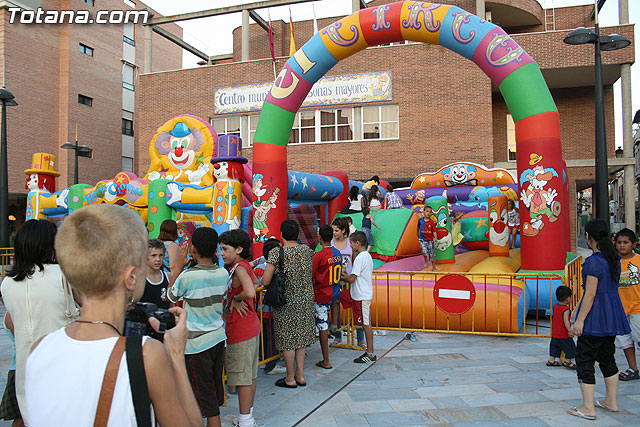 Numerosos niños y niñas se divierten con las actividades infantiles e hinchables en la plaza de la Balsa Vieja - 1
