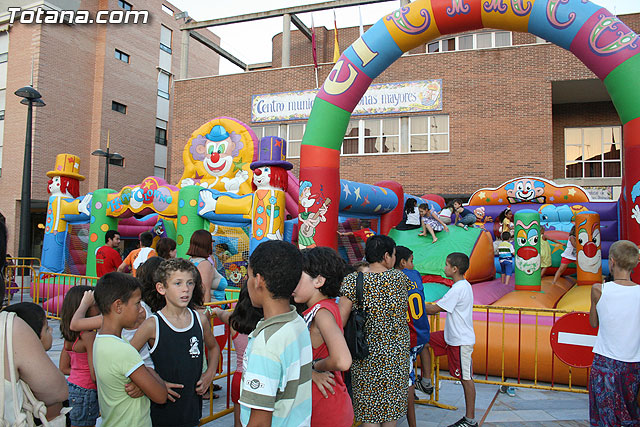Numerosos niños y niñas se divierten con las actividades infantiles e hinchables en la plaza de la Balsa Vieja - 2