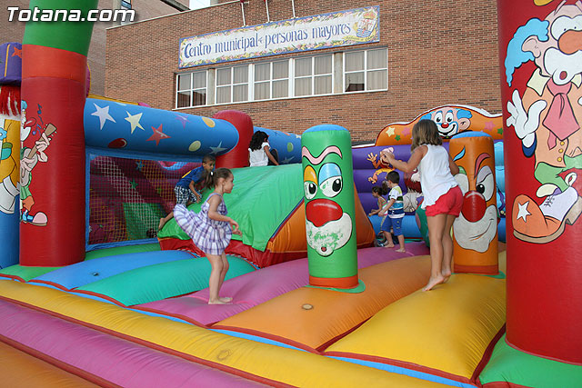 Numerosos niños y niñas se divierten con las actividades infantiles e hinchables en la plaza de la Balsa Vieja - 3