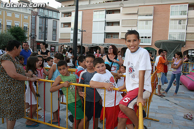 Numerosos niños y niñas se divierten con las actividades infantiles e hinchables en la plaza de la Balsa Vieja - 4