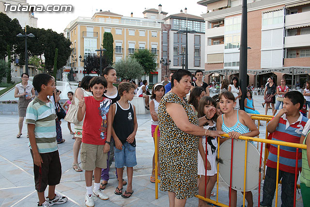 Numerosos niños y niñas se divierten con las actividades infantiles e hinchables en la plaza de la Balsa Vieja - 5