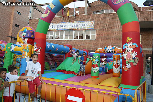 Numerosos niños y niñas se divierten con las actividades infantiles e hinchables en la plaza de la Balsa Vieja - 6