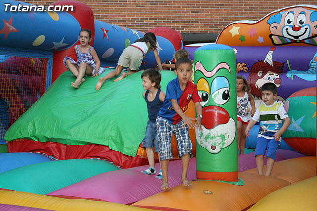 Numerosos niños y niñas se divierten con las actividades infantiles e hinchables en la plaza de la Balsa Vieja - 7