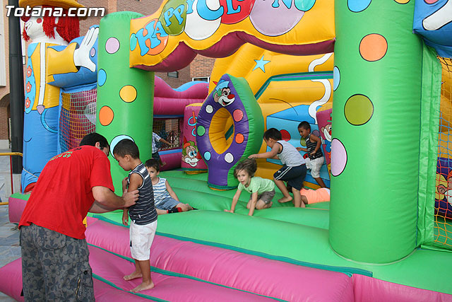 Numerosos niños y niñas se divierten con las actividades infantiles e hinchables en la plaza de la Balsa Vieja - 8