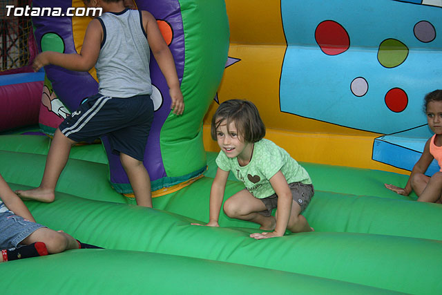Numerosos niños y niñas se divierten con las actividades infantiles e hinchables en la plaza de la Balsa Vieja - 9